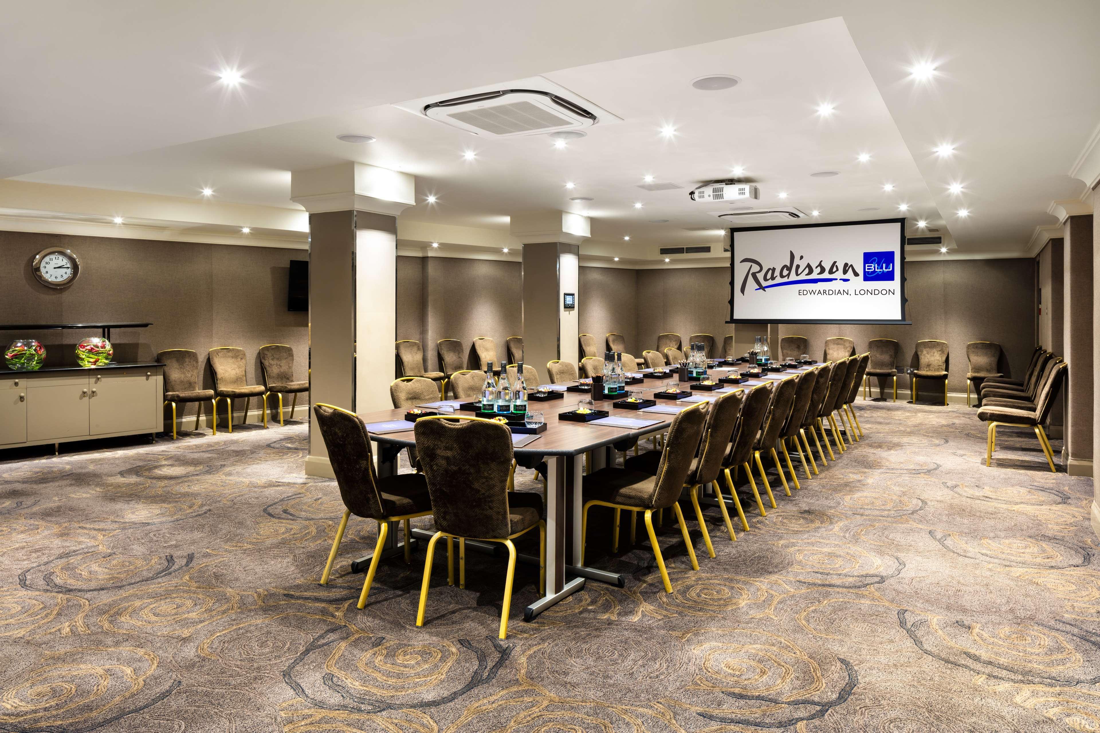 Radisson Blu Hotel, Tottenham Court Road Hotel 4*